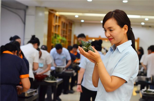 片片粽叶情 比比谁都行 包粽子比赛圆满举办